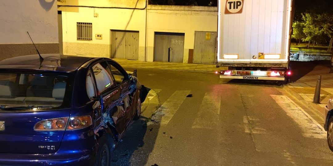 La Policía Local interviene en el accidente ocasionado por un camión tráiler en la Calle Villagonzalo