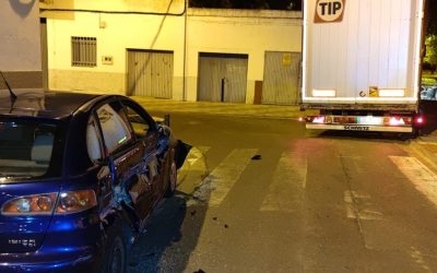 La Policía Local interviene en el accidente ocasionado por un camión tráiler en la Calle Villagonzalo