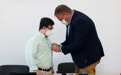 El Alcalde entrega el escudo de oro de la ciudad a Jorge González Mata, primer extremeño Down en lograr el cinturón negro de Judo