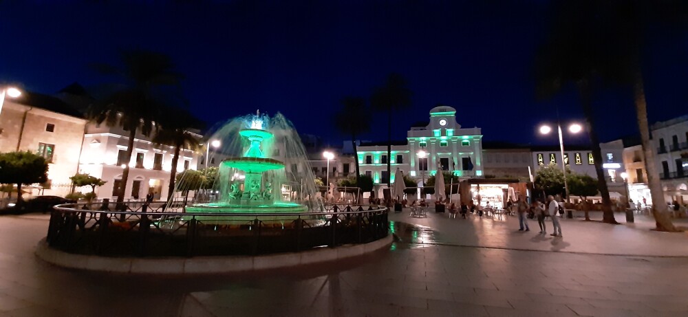El Ayuntamiento, la fuente de la Plaza de España y varios monumentos se iluminan de verde por el Día Mundial de Toma de Conciencia del Abuso y Maltrato en la Vejez