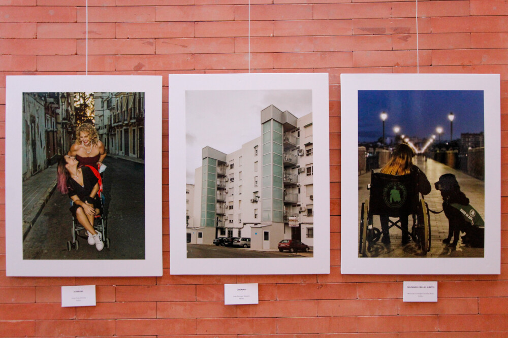fotografías de la exposición, en medio, la calle Vía Ensanche