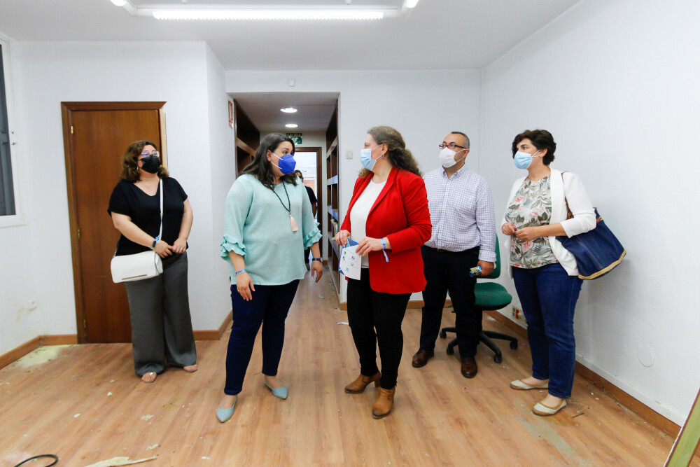 La presidenta de Emeritea muestra las instalaciones a la alcaldesa en funciones