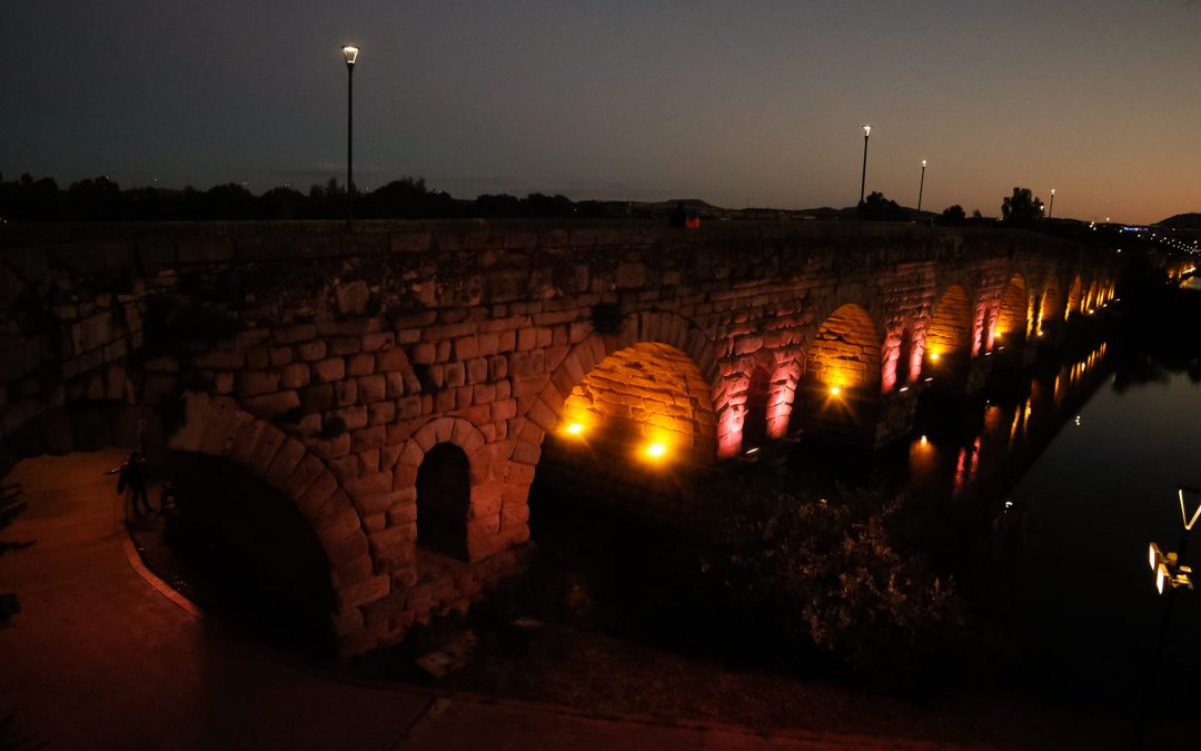 Los principales monumentos, la fuente de la Plaza y la fachada del ayuntamiento se iluminan mañana en color naranja por el Día Mundial de la Esclerosis Múltiple