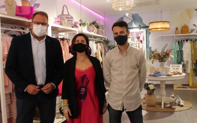El Alcalde visita la nueva tienda de Piña Morada que vende ropa y complementos también a través de su web y las redes sociales
