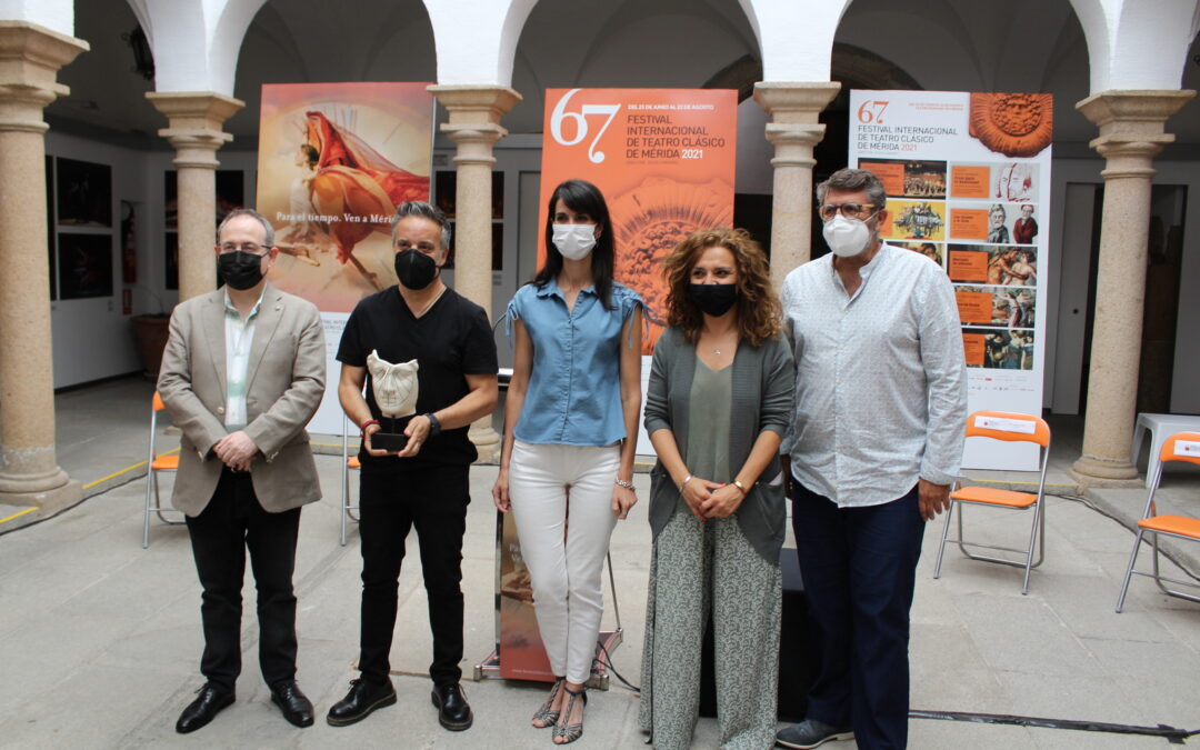 La delegada de Cultura destaca el talento y la innovación de la ciudad de Mérida en la presentación de la nueva escultura de Terracota