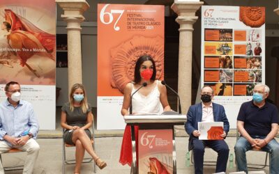 La delegada de Turismo destaca el valor histórico de los textos de las obras del Festival recogidos en la colección “Teatro de Mérida”