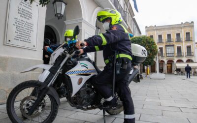 La Policía Local devuelve a su dueño un sobre extraviado que contenía 750 euros
