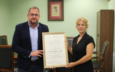 El alcalde entrega una réplica de la declaración de Patrimonio de la Humanidad a la localidad de Alange