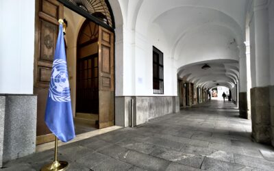 La bandera de las Naciones Unidas ondea en la puerta principal del Ayuntamiento