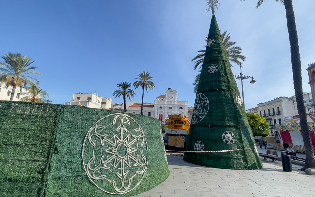 Comienza la instalación de la iluminación navideña con la colocación de un árbol de Navidad de 24 metros en la Plaza de España