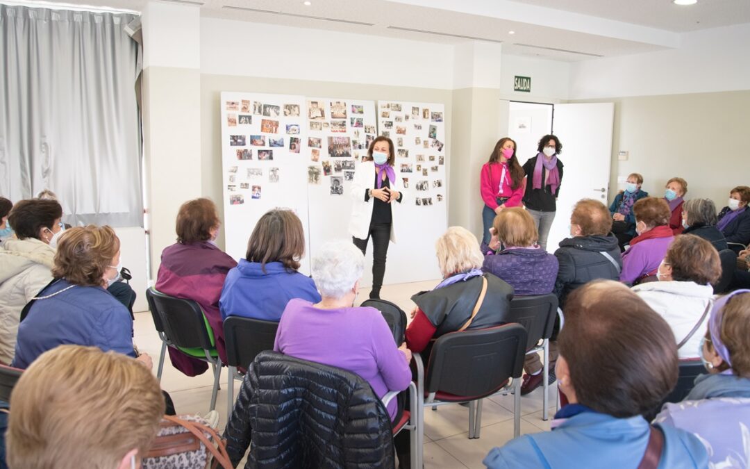 Medio centenar de mujeres participan en la charla y exposición organizada en el Hogar de Mayores de la Zona Sur con motivo del 8M