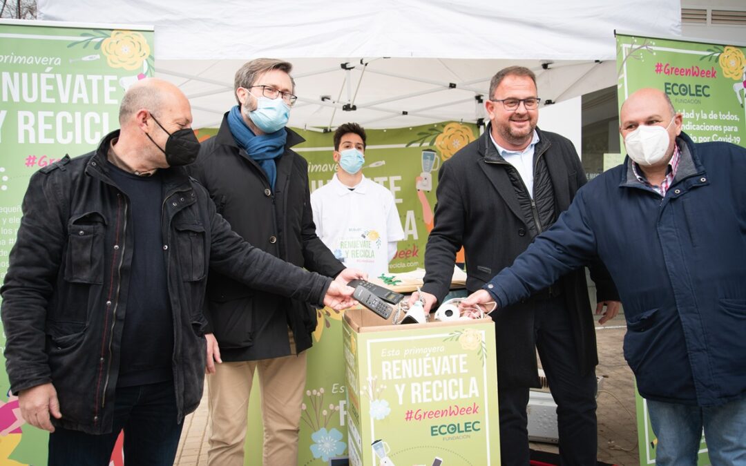 El Alcalde resalta la importancia de reciclar los aparatos electrónicos en la visita a la carpa informativa de la GreenWeek que ha comenzado hoy en Mérida