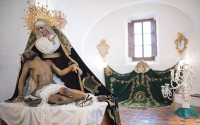 La Cofradía Ferroviaria muestra sus 75 años de historia en una exposición presidida por la imagen de la Virgen de las Angustias