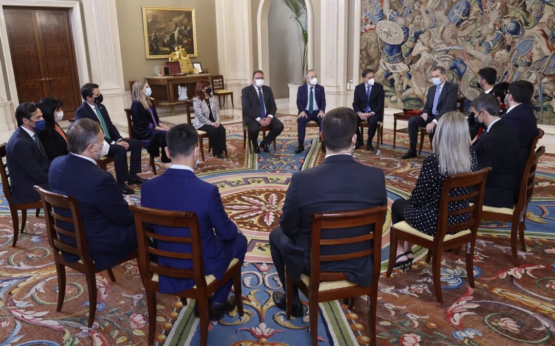 El Rey recibe en audiencia al alcalde de Mérida y al resto de alcaldes del Grupo de Ciudades Patrimonio de la Humanidad de España