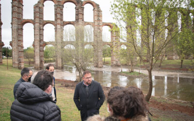 Rodríguez Osuna visita la finalización de la limpieza del cauce del Albarregas que mejora la visibilidad del acueducto de Los Milagros y el Puente Romano