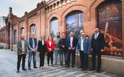 El alcalde de Mérida inaugura la exposición al aire libre “Mérida, a golpe de pasión” con imágenes de la Semana Santa emeritense de Interés Turístico Internacional