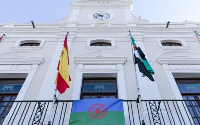 La bandera del Pueblo Gitano y una Declaración Institucional aprobada en el Pleno con motivo del Día Internacional