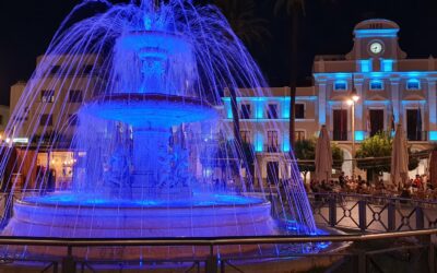 Los principales monumentos, la fuente de la Plaza y la fachada del ayuntamiento se iluminan el jueves en color azul por el Día Mundial de la Fibromialgia