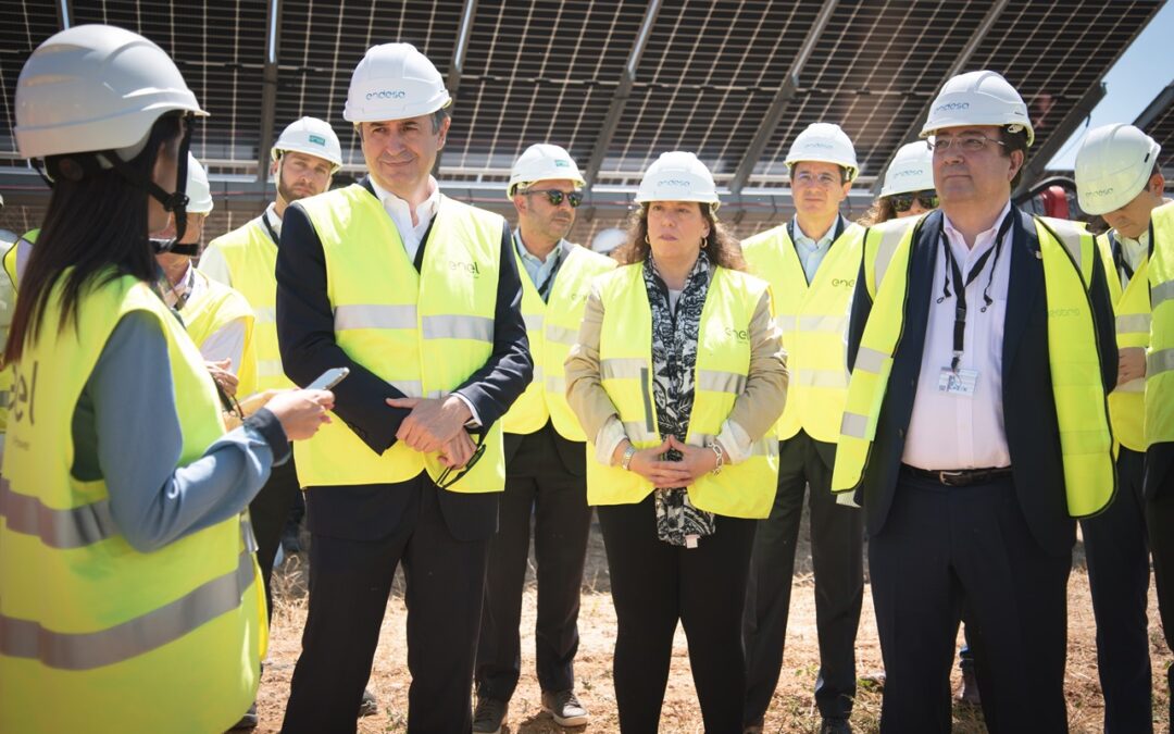 La portavoz municipal ha visitado la fotovoltaica El Doblón que ha supuesto la contratación de 1.000 personas junto a las otras dos ya instaladas en los alrededores de Arroyo de San Serván