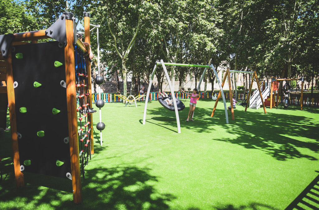 Finalizan los trabajos de renovación del área de juegos infantiles del parque de la barriada de San Luis, junto al Acueducto de san Lázaro