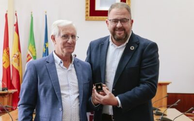 El Alcalde entrega a Alfonso Carvajal el Escudo de la Ciudad en su jubilación