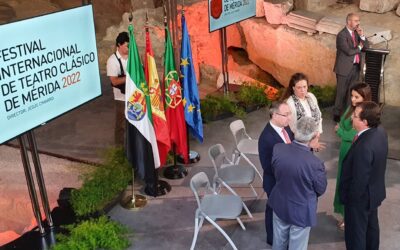 La alcaldesa en funciones, Carmen Yáñez, asiste a la presentación del Festival de Teatro en Lisboa