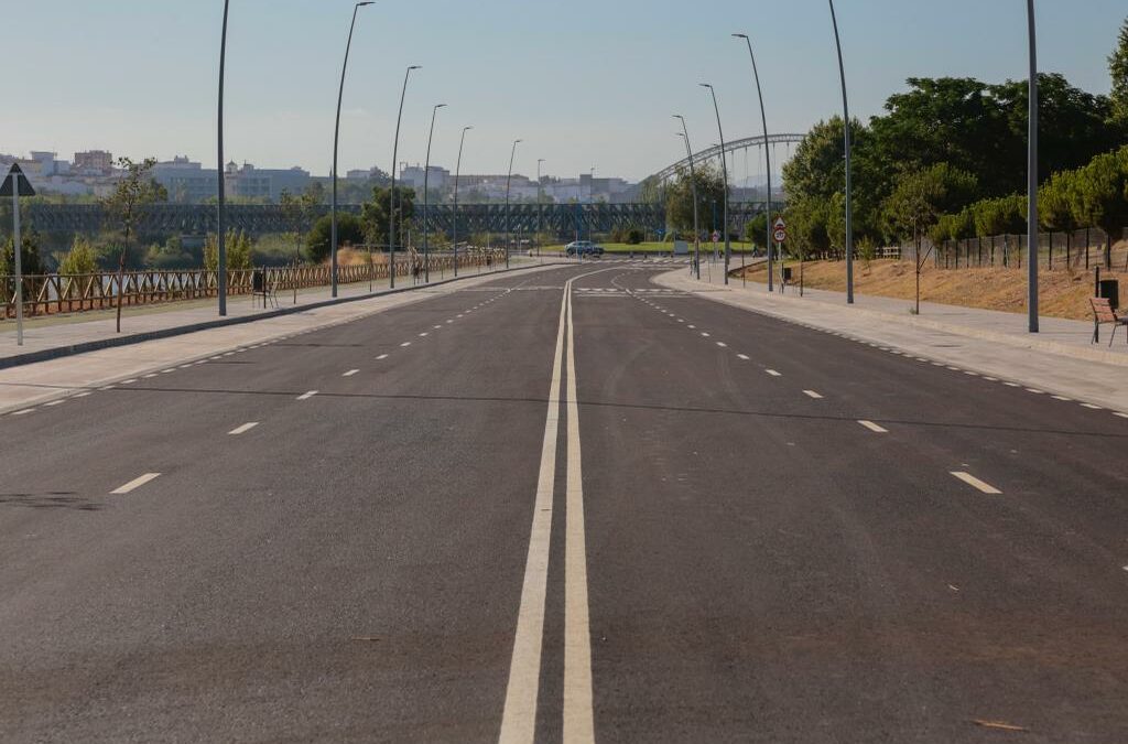 El alcalde de Mérida inaugura la nueva avenida del Río en El Prado con doble vía por cada sentido, nuevas rotondas, acerados, luminarias y carril bici desde IFEME hasta el final del polígono industrial