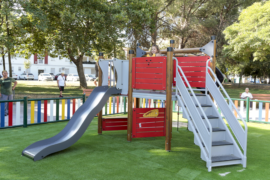 recuerdos genio Experto El alcalde inaugura el nuevo parque infantil de María Auxiliadora que  cuenta con nuevas zonas de juego, césped sintético, bancos, fuentes y  papeleras