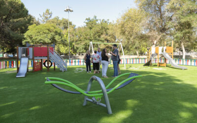 El alcalde inaugura el nuevo parque infantil de María Auxiliadora que cuenta con nuevas zonas de juego, césped sintético, bancos, fuentes y papeleras