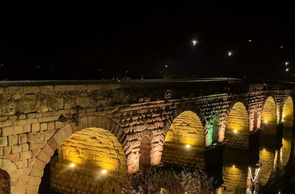 La Plaza de las Méridas del Mundo y el Puente Romano se iluminan el jueves en color amarillo en apoyo a la Abolición de la Pena de Muerte