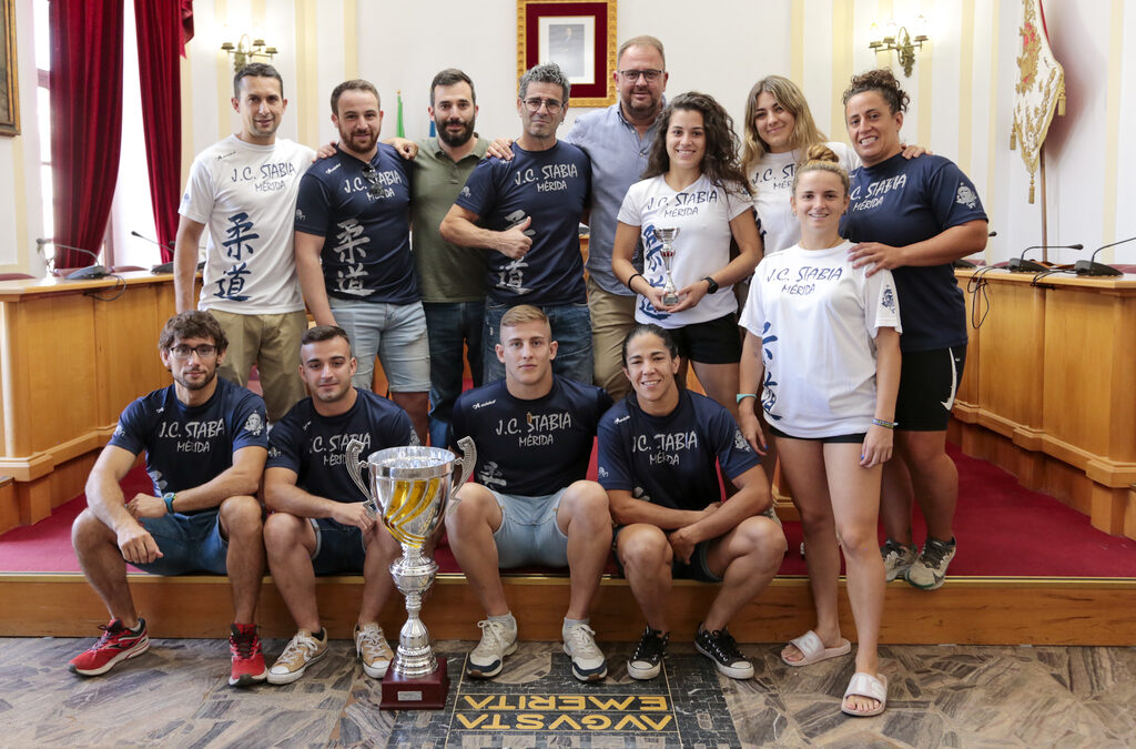El alcalde de Mérida, Rodríguez Osuna, afirma que “el club de Judo Stabia es el mejor de España en su disciplina y es un éxito para Mérida. Un orgullo que lleven el nombre de la ciudad por todos los rincones”