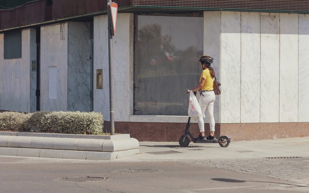 La Policía Local recuerda que los patinetes eléctricos son vehículos de movilidad personal y tienen prohibido circular por aceras y zonas peatonales