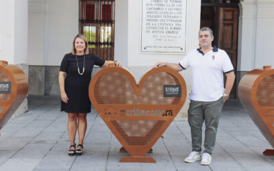 El Ayuntamiento recepciona tres nuevos corazones solidarios para recogida de tapones donados por Stone & Music Festival