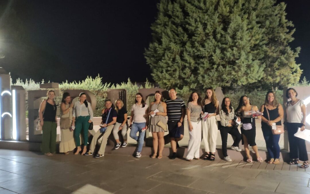 Los participantes del Programa Crisol asisten al Festival de Teatro