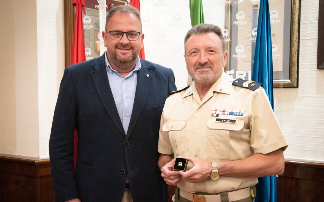 El alcalde recibe al suboficial mayor, Antonio Fernández Arias