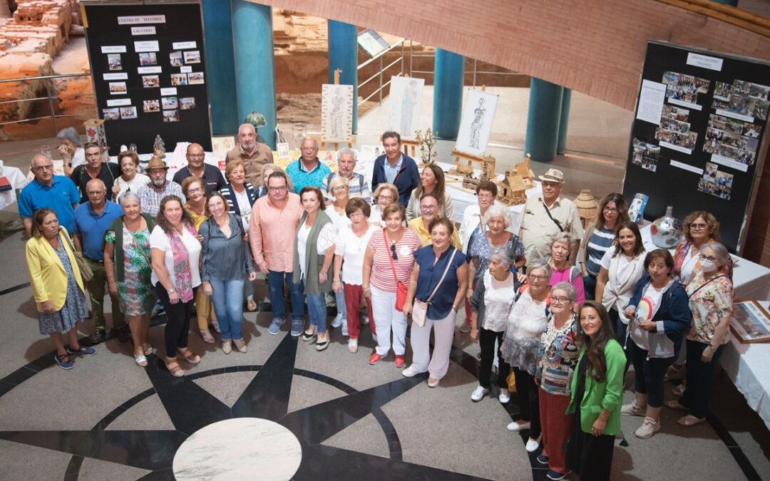 Los centros de mayores muestran sus artesanías en una exposición en el Centro Cultural Alcazaba