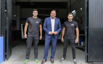 El alcalde visita el taller de lavado “Detail Wash” que ofrece una innovadora técnica de tratamiento cerámico para vehículos