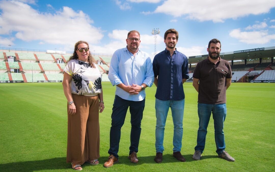 El Alcalde visita el Estadio Romano donde ya han concluido las obras de renovación del terreno de juego