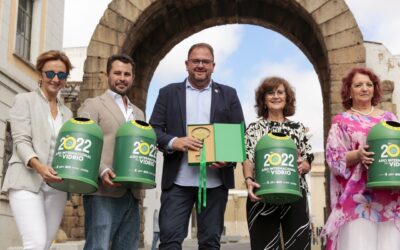 Rodríguez Osuna recibe de Ecovidrio el reconocimiento por las toneladas de vidrio que recicla Mérida en un acto en el que el alcalde solicita el aumento de contenedores de vidrio en toda la ciudad
