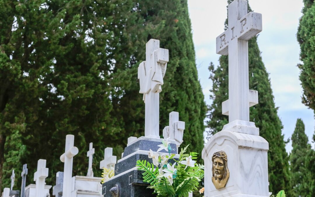 Miles de emeritenses acuden al cementerio con motivo de la festividad de Todos los Santos