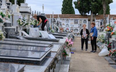 El Ayuntamiento realiza un refuerzo en la limpieza, ornamentación y seguridad en el cementerio ante la festividad de Todos los Santos