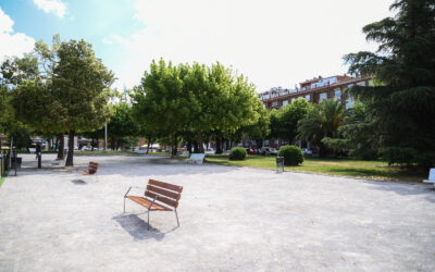 El Ayuntamiento adquiere más de 300 bancos para parques, jardines y áreas de recreo de todas las barriadas por un importe de 71.935 euros