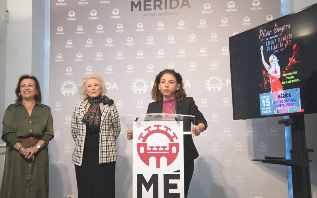 Pilar Boyero ofrece su espectáculo de copla en el Mes de los Mayores