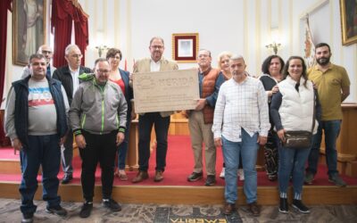 FEAFES Mérida hace entrega al alcalde, Rodríguez Osuna, de una placa en agradecimiento por la labor del ayuntamiento con la entidad y el Tercer Sector