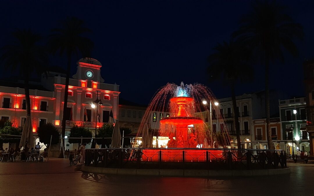 La fachada del Ayuntamiento, la fuente de la Plaza y algunos monumentos se iluminan mañana en color rojo con motivo de la procesión conmemorativa del aniversario de la Cofradía Infantil