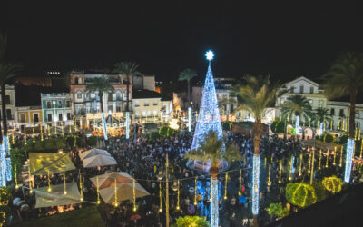 Mérida encendió su Navidad en una Plaza de España llena de vecinos y vecinas que disfrutaron de los primeros pases del espectáculo de luz y sonido y que da el pistoletazo de salida a las más de 120 actividades programadas