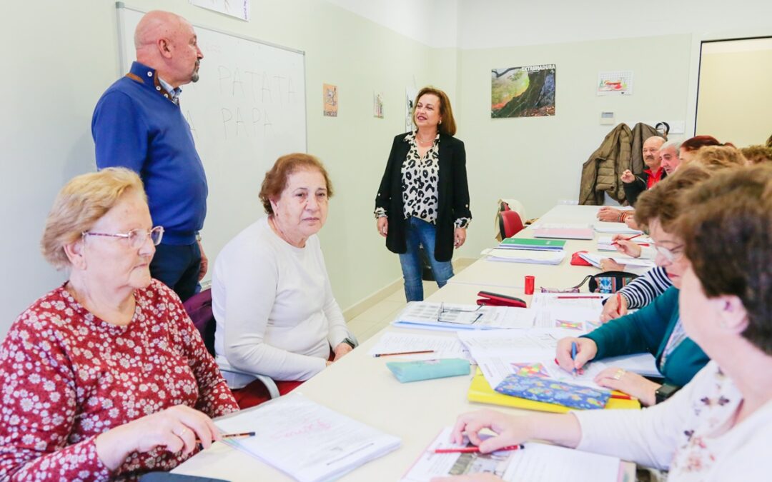 Cruz Roja imparte un taller de entrenamiento cognitivo para mayores en el Hogar de la Zona Sur