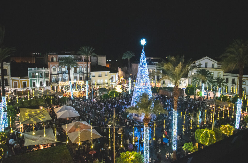 Mérida encendió su Navidad en una Plaza de España llena de vecinos y vecinas que disfrutaron de los primeros pases del espectáculo de luz y sonido y que da el pistoletazo de salida a las más de 120 actividades programadas