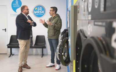El alcalde visita un nuevo establecimiento de lavandería abierto en Nueva Ciudad por un empresario emeritense