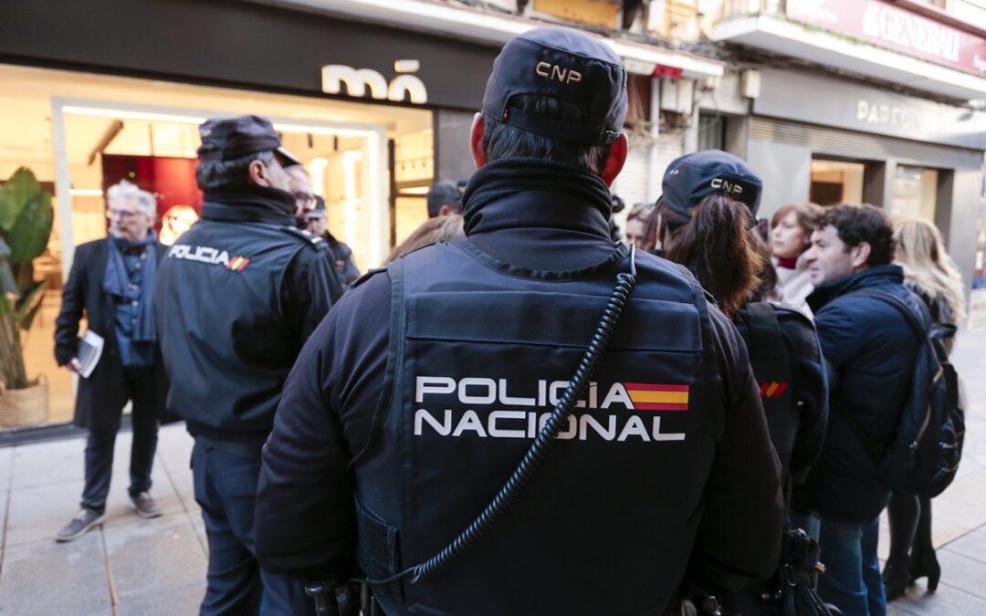 La campaña Comercio Seguro de la Policía Nacional, con la colaboración de la Policía Local, comienza ya en las zonas comerciales de la ciudad